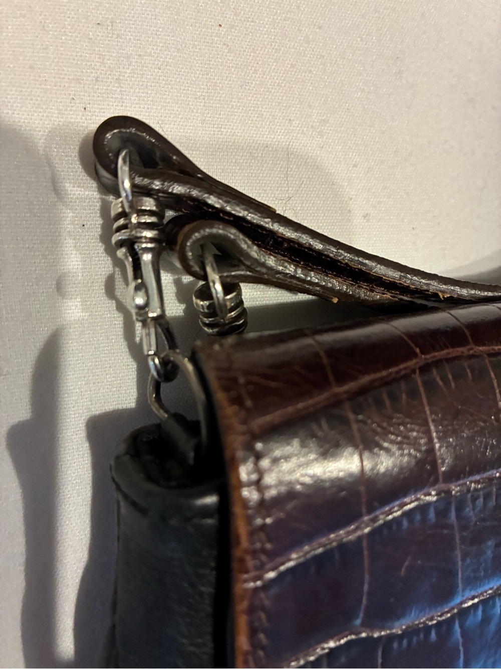 Brighton Leather Croc-Embossed Crossbody Purse Dark Brown / Black Silver Clasps - Picture 6 of 15